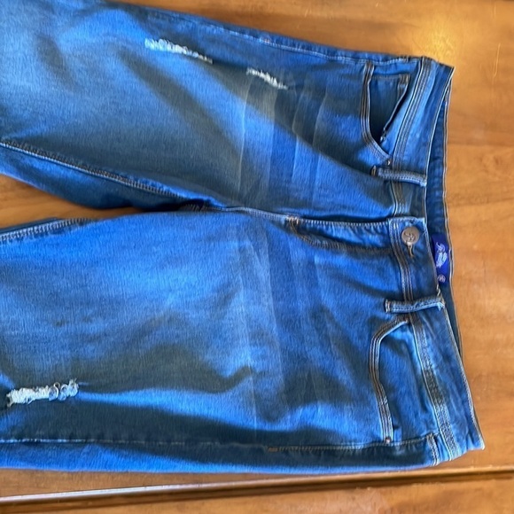 Royalty Distressed Capri Jeans Size: 12 - Picture 4 of 13